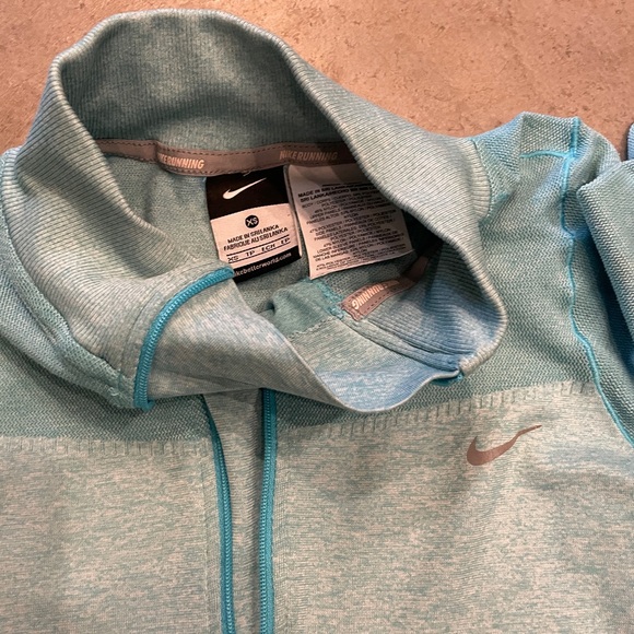 Nike running shirt xs - Picture 3 of 3